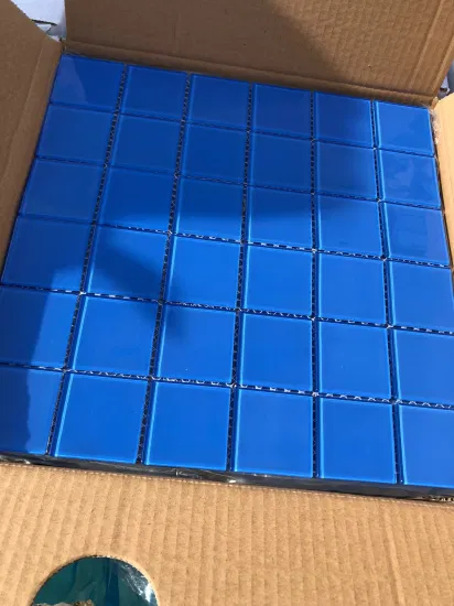 Фабрика синего бассейна делает мозаичную плитку